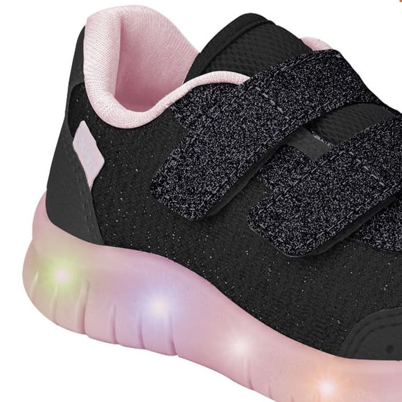 Tênis infantil preto vista lateral mostrando detalhes do velcro e solado com luzes LED